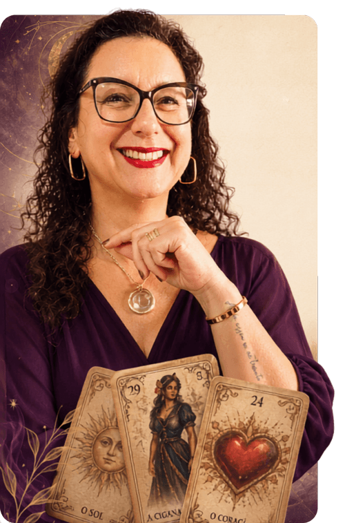 Clau Silva sorrindo e segurando cartas do Baralho Cigano